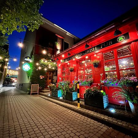 Shoemaker Irish Pub & Accommodation Кельце Экстерьер фото