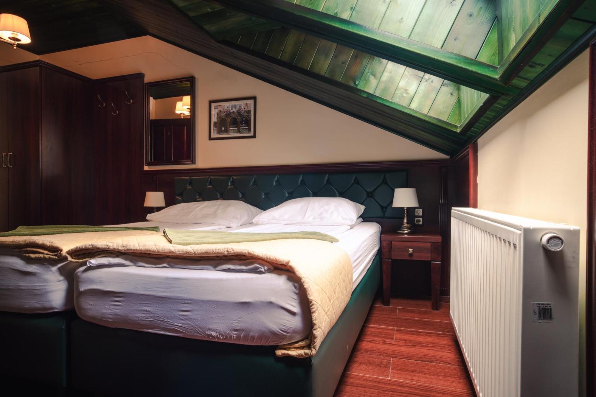 Shoemaker Irish Pub & Accommodation Кельце Экстерьер фото