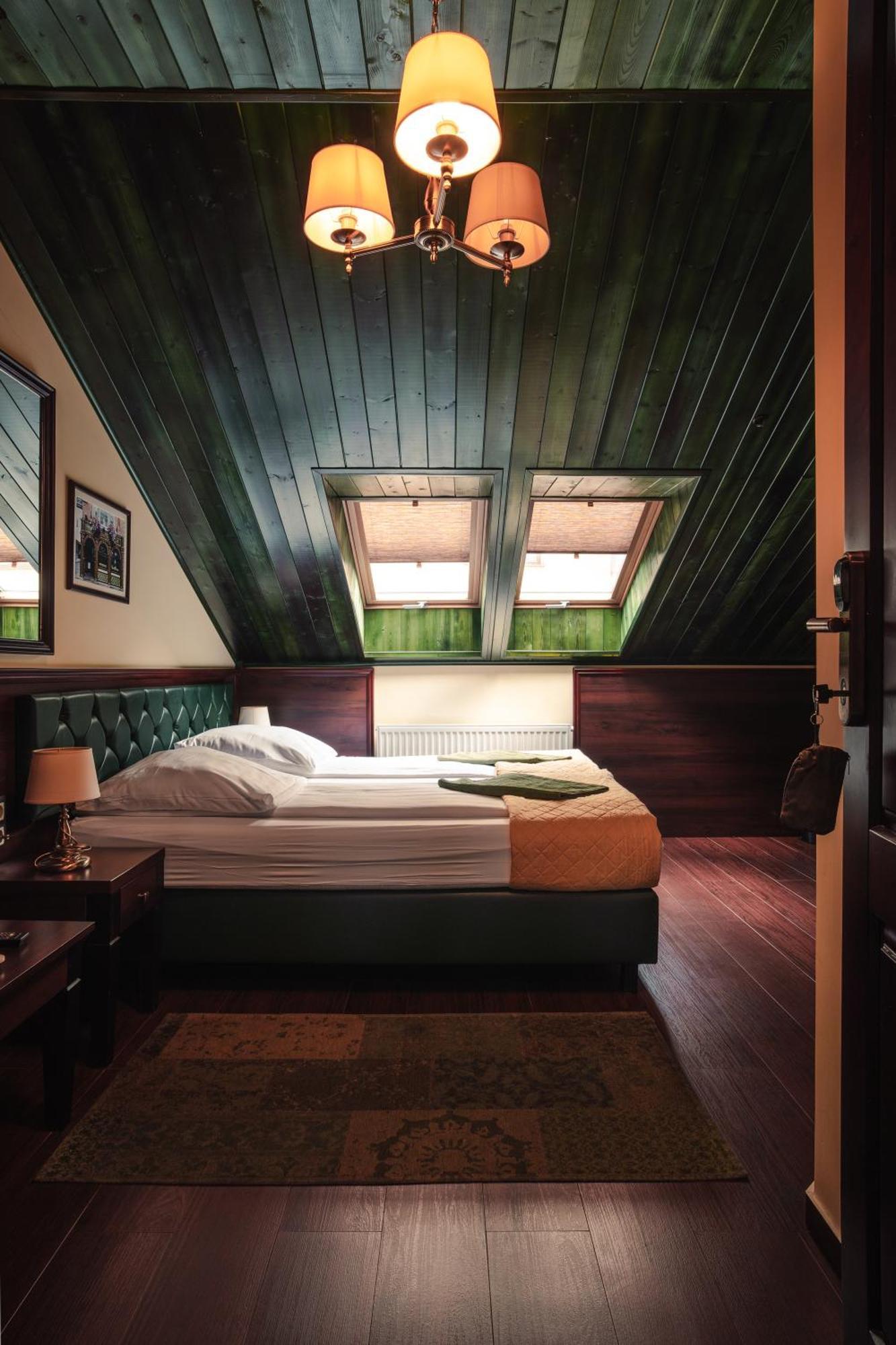 Shoemaker Irish Pub & Accommodation Кельце Экстерьер фото