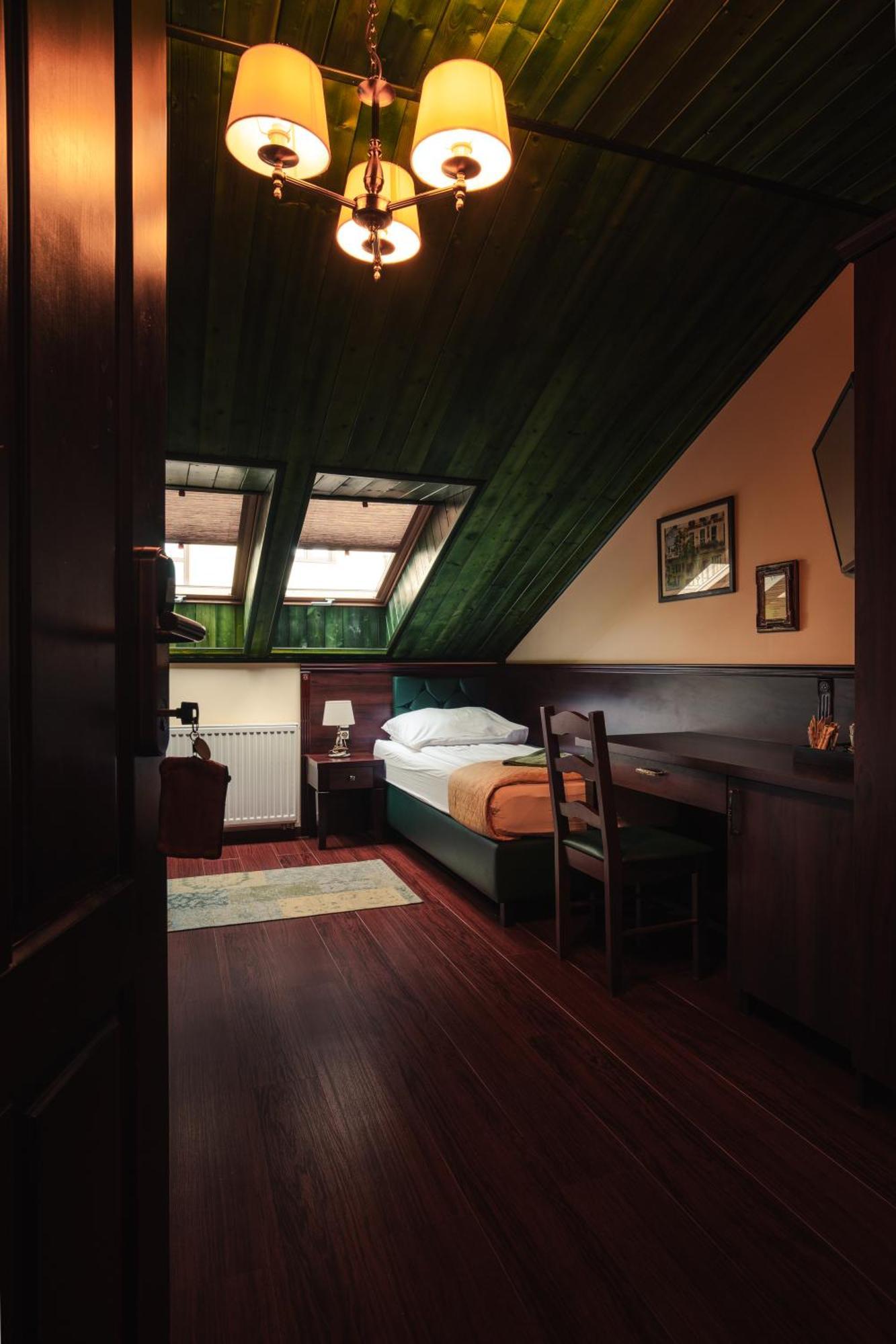 Shoemaker Irish Pub & Accommodation Кельце Экстерьер фото