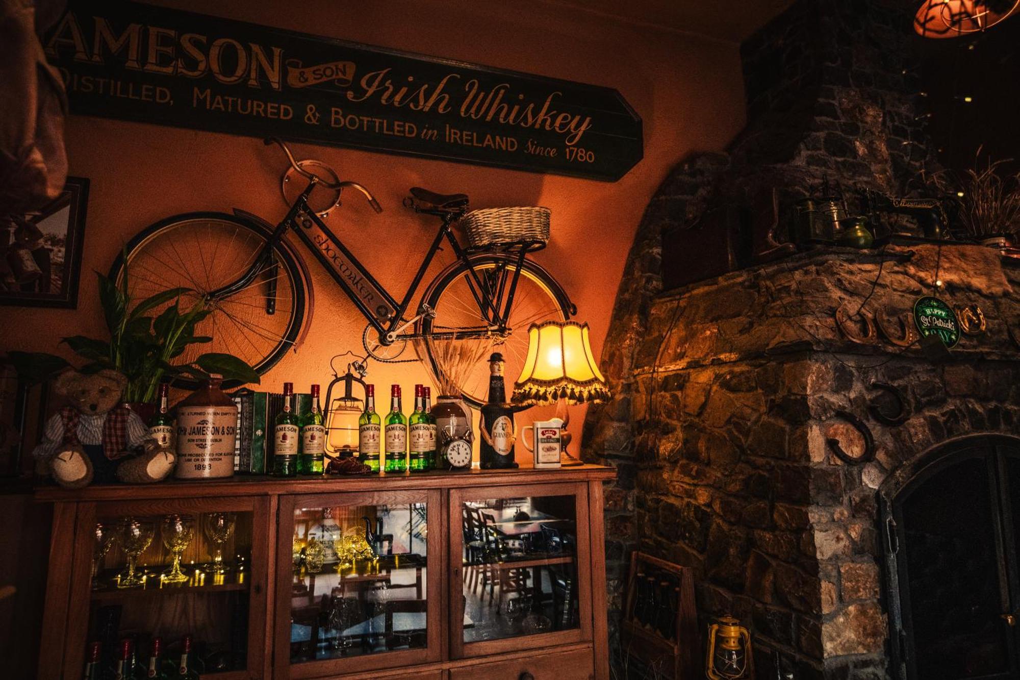 Shoemaker Irish Pub & Accommodation Кельце Экстерьер фото