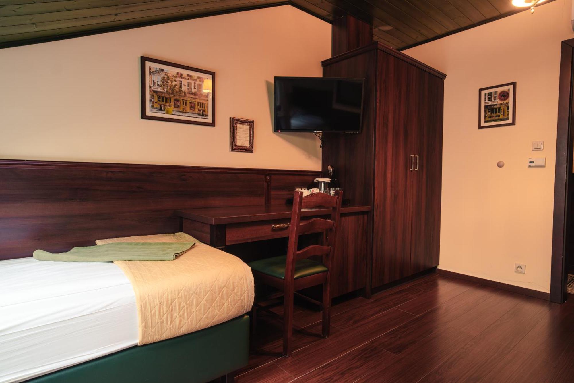 Shoemaker Irish Pub & Accommodation Кельце Экстерьер фото