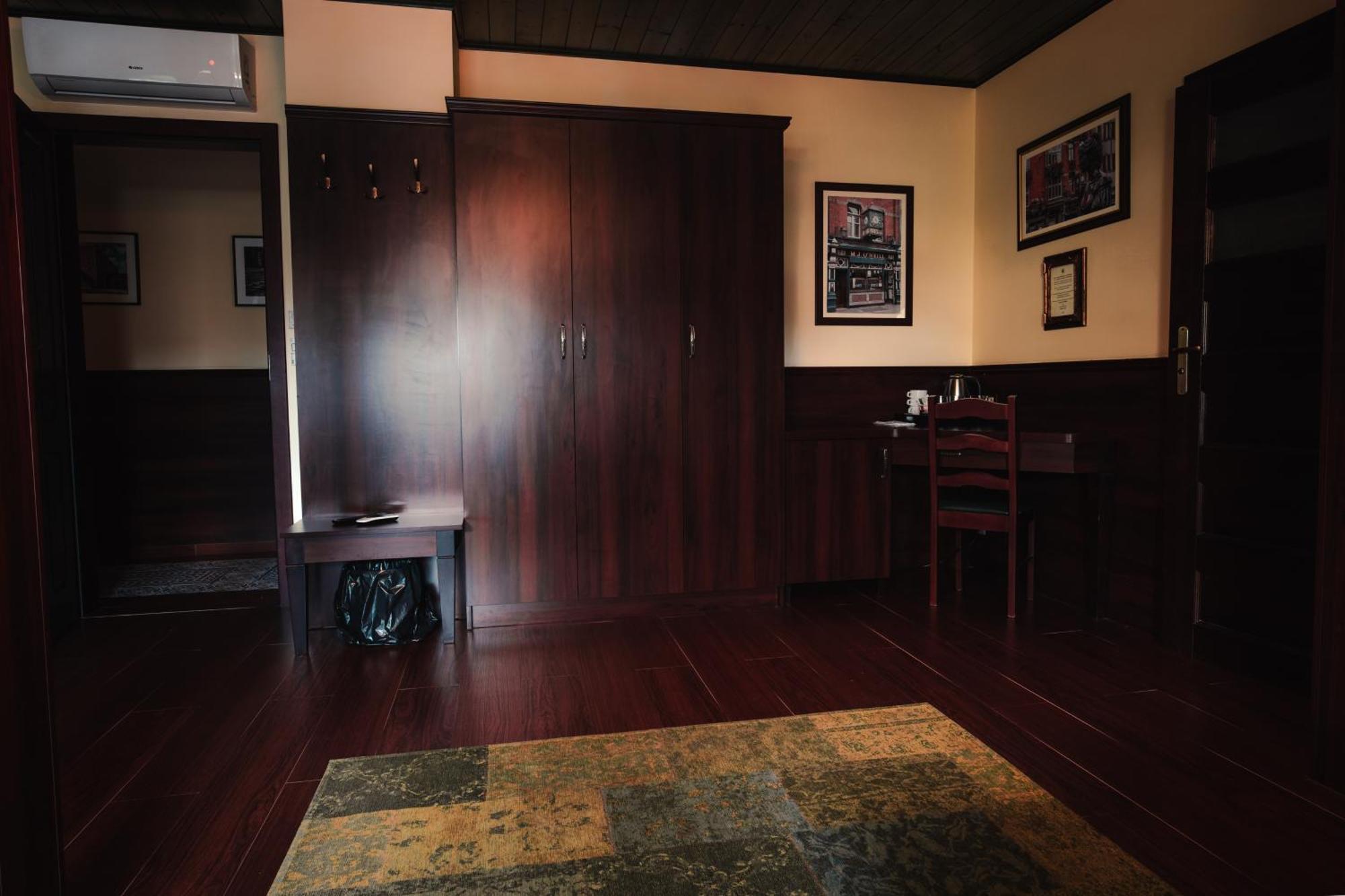 Shoemaker Irish Pub & Accommodation Кельце Экстерьер фото