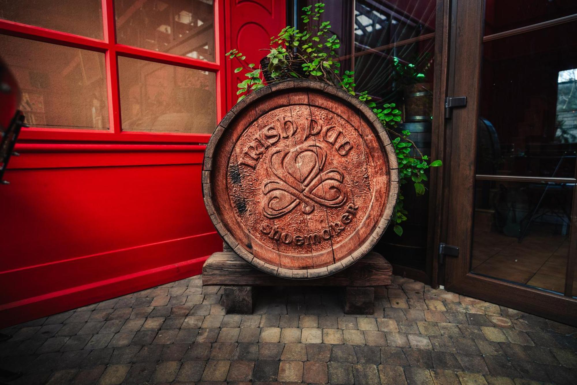 Shoemaker Irish Pub & Accommodation Кельце Экстерьер фото