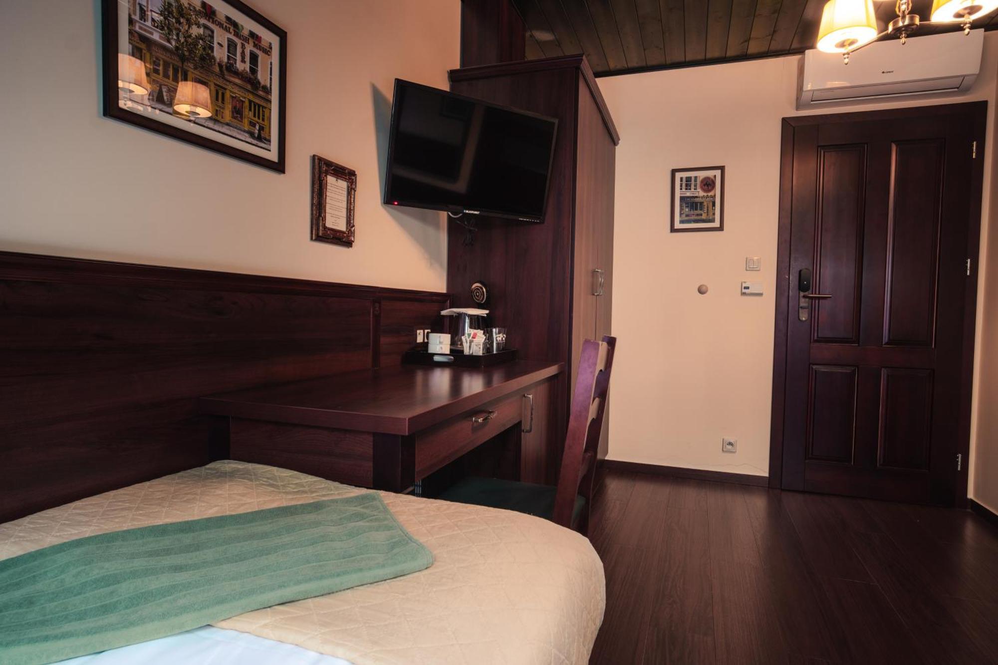 Shoemaker Irish Pub & Accommodation Кельце Экстерьер фото